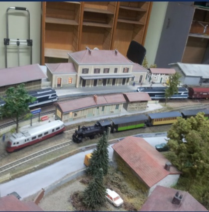 L Rive Droite la gare de tournon