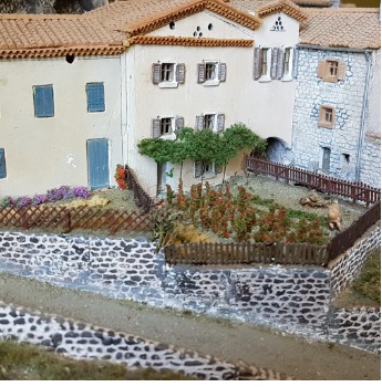 Le village d'AUBIGNAS place du village 2